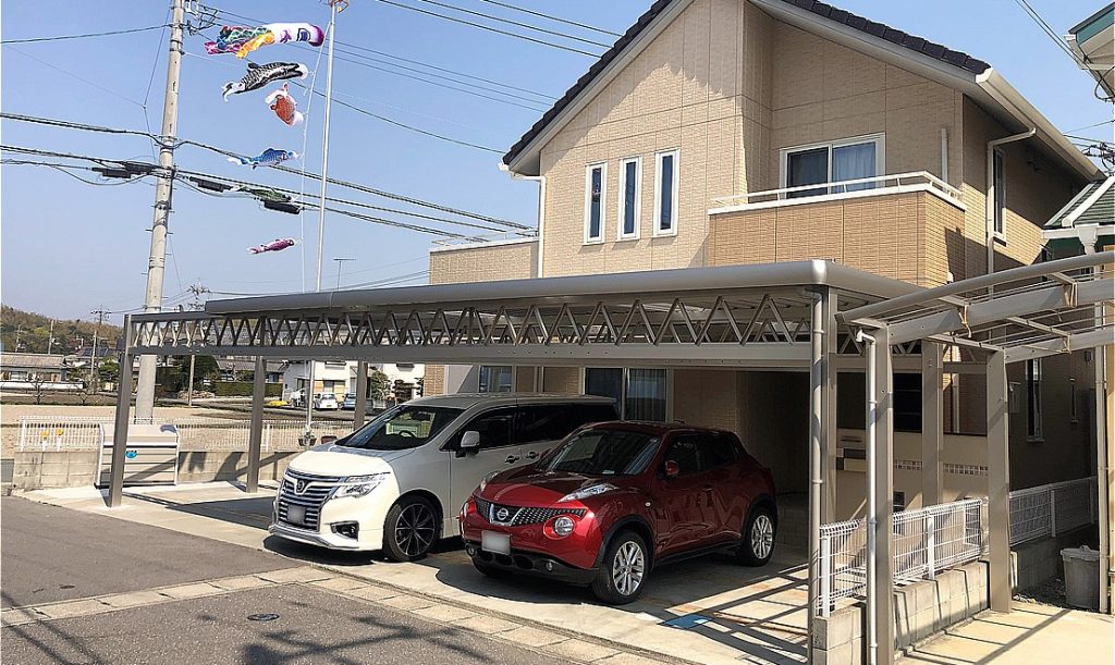 風に強い１１ｍ幅フレームのカーポートで雨にも濡れず、車を止めやすく